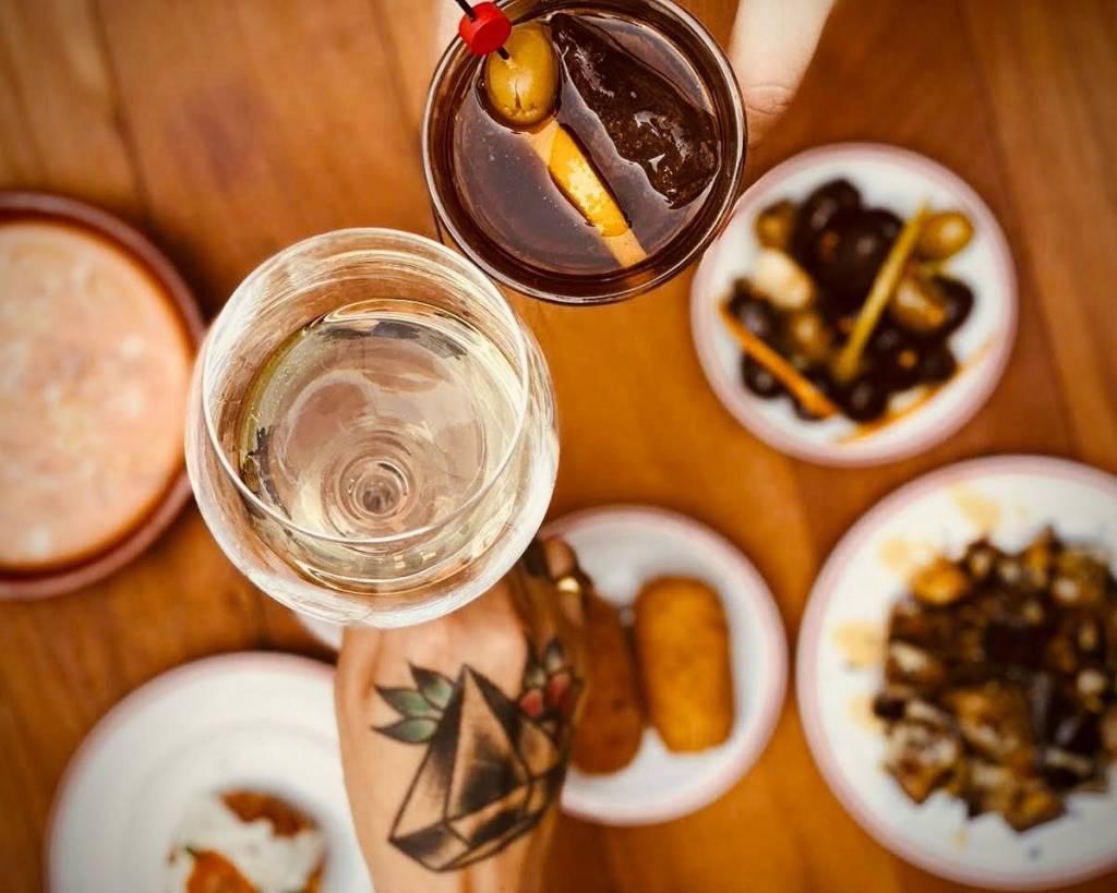 Huevos de Oro: bar espanhol promove noite regada a vermutes