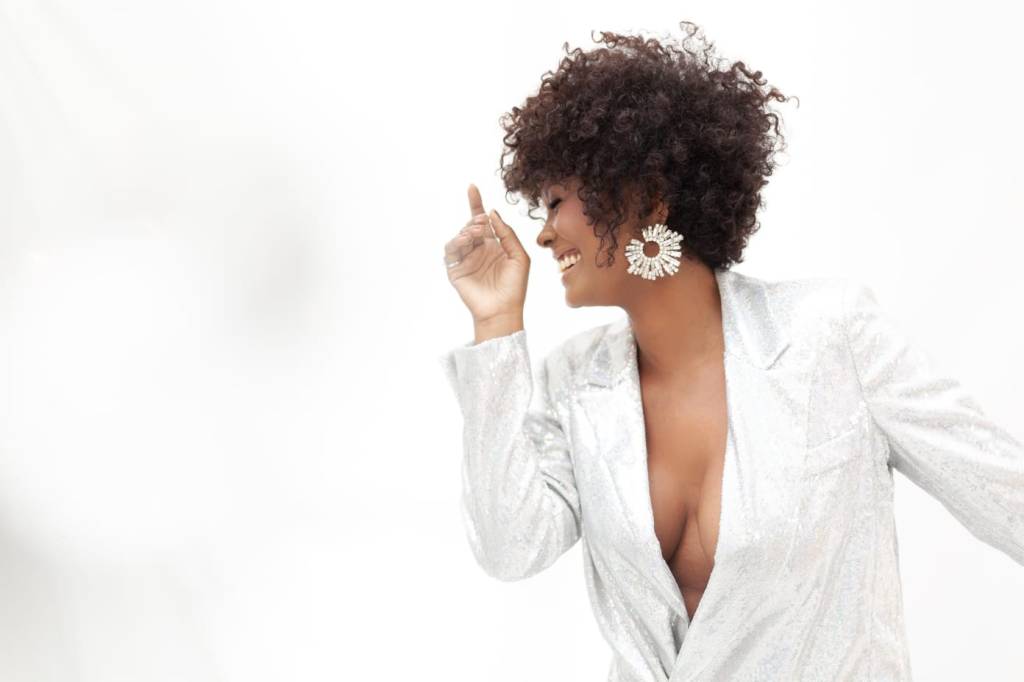 Curada do câncer na língua, Isabel Fillardis faz show em São Paulo