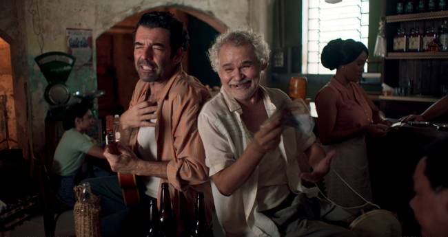 MATO GROSSO E JOCA JOCA E MATO GROSSO “O Adoniran não disfarça o sofrimento, mas traz uma camada de humor, com poesia, e não vejo nenhum nome da música brasileira conhecido por isso”, diz Gustavo Machado, que encarna, com Gero Camilo, a dupla Joca e Mato Grosso, de Saudosa Maloca: “Foi aqui, seu moço, / Que eu, Mato Grosso e o Joca / Construímo nossa maloca”