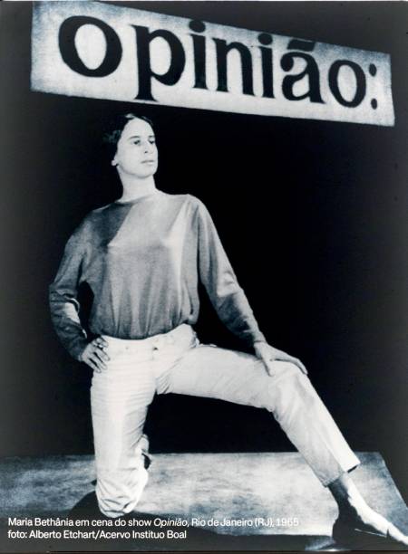 Fotos de arquivo: Bethânia em 1965, em cena no show Opinião Fotos de arquivo: Bethânia em 1965, em cena no show Opinião