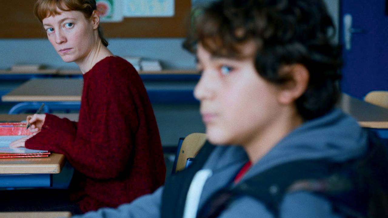 Carla e Oskar (Leonard Stettnisch): roubo na escola