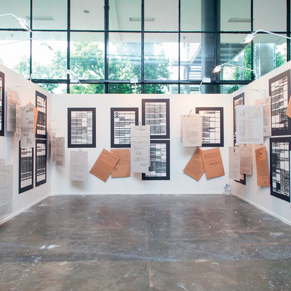 Setor _Solo_, 2014, Voluspa Jarpa na Isabel Aninat Galeria de Arte.png Ambiente com chão cinza e parede repleta de quadros e folhas