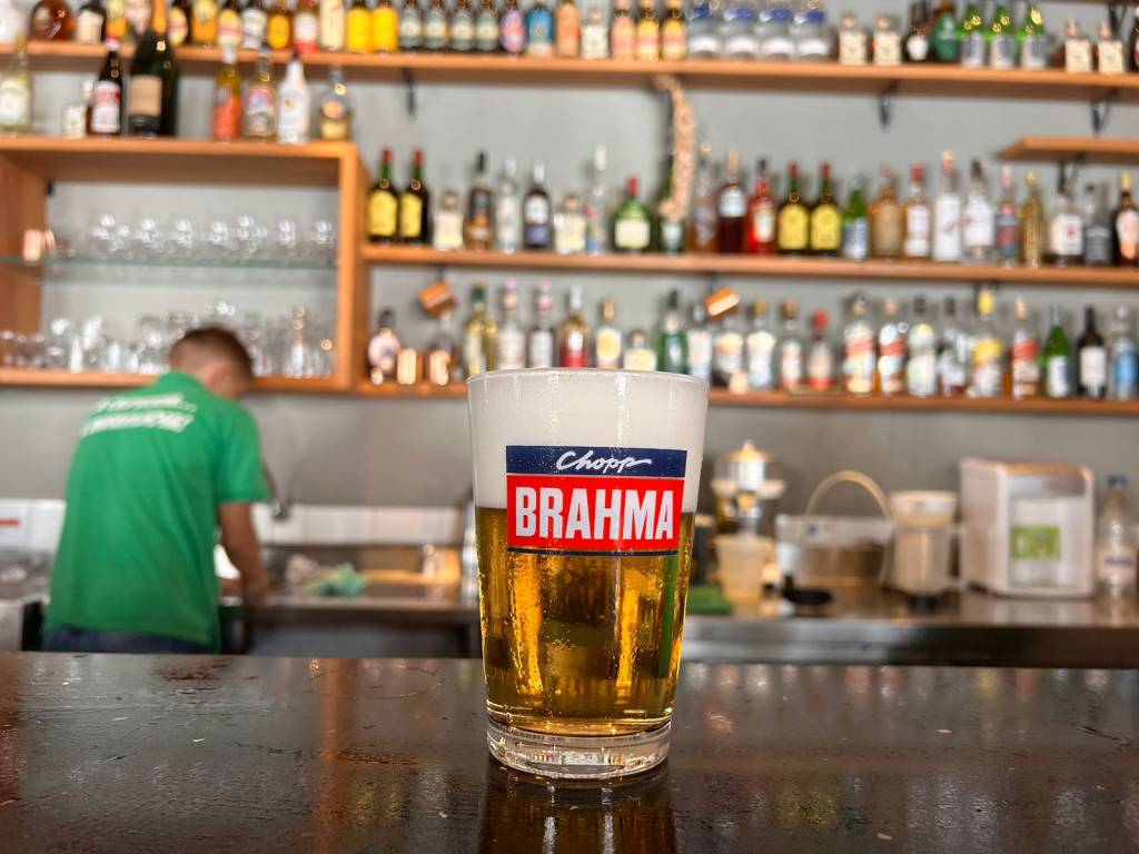 Em ritmo de festa, Cachaçaria Ouro Verde serve chope a 6 reais