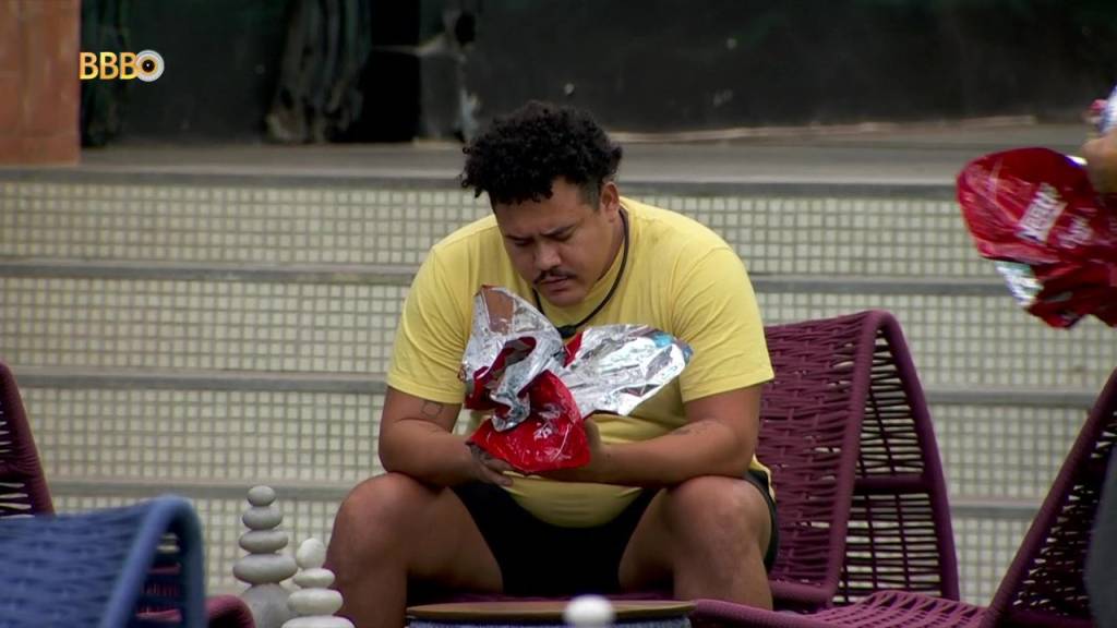 BBB: Buda fica decepcionado após receber ovo de Páscoa sem foto da ex
