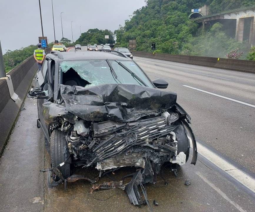 imigrantes-acidente-carro-carbonizado