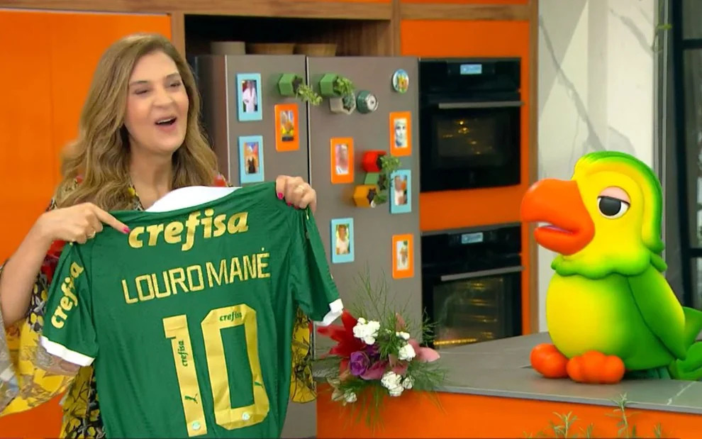 Leila Pereira toma invertida de Louro Mané ao presenteá-lo com camisa