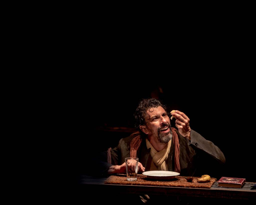Monólogo de Milhem Cortaz discute loucura e desigualdade