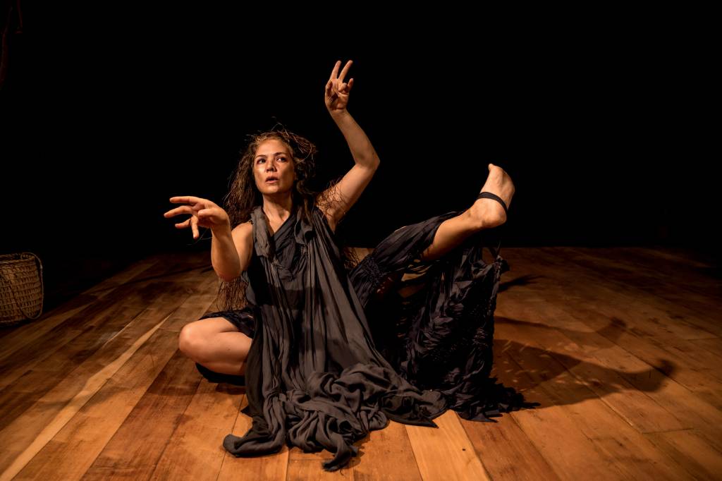 Tereza Seiblitz estrela solo sobre o manguezal