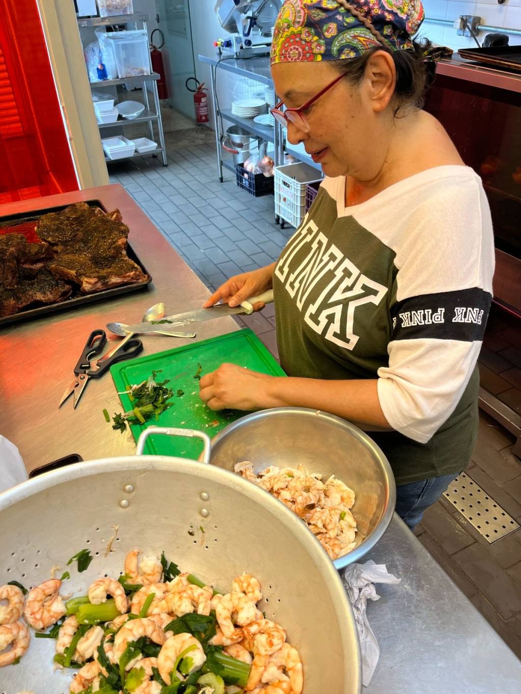 Lourdes Hernández na cozinha do AK Deli Lourdes Hernández na cozinha do AK Deli