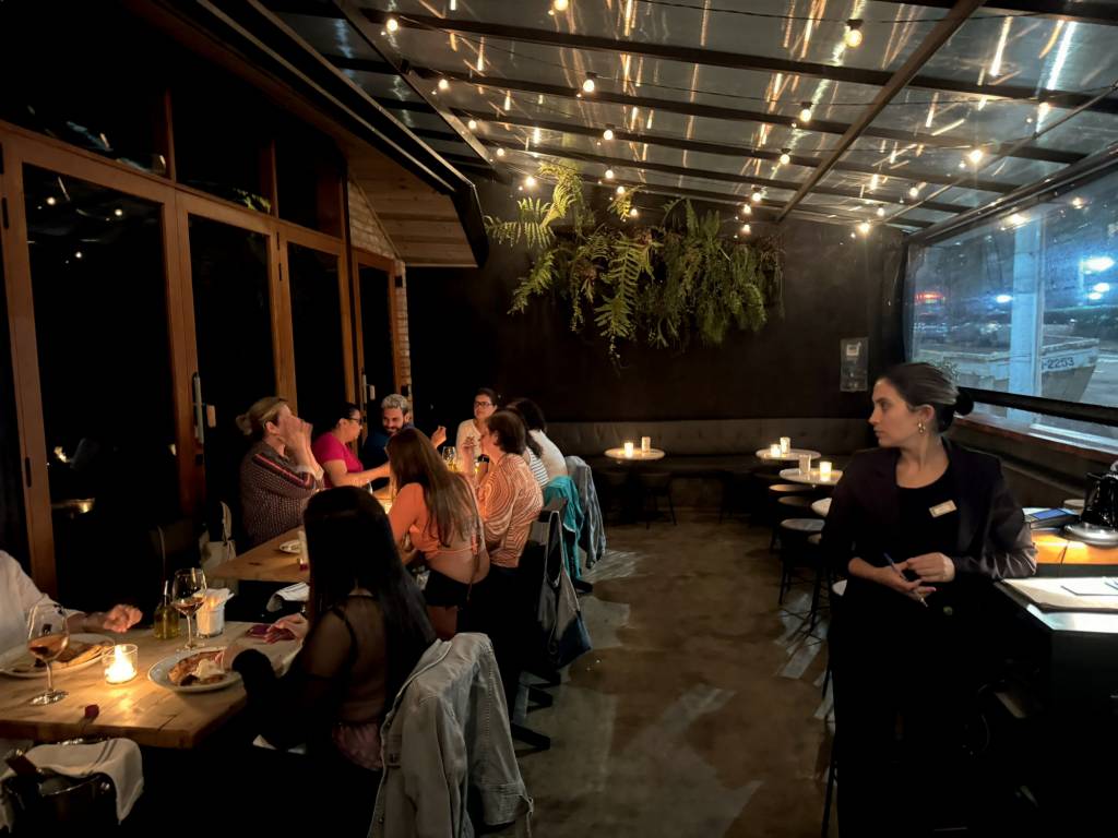 Carlos, na Vila Madalena, está maior e ganha área de espera