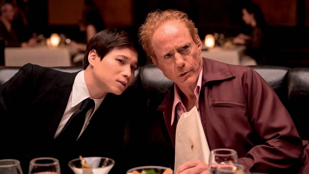 ‘O Simpatizante’ tem grandes performances de Robert Downey Jr. e Hoa Xuande