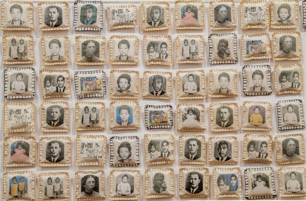 Rosana Paulino, Parede da Memória, 1994-2015-Crédito Isabella Matheus-Divulgação Parede com vários retratos