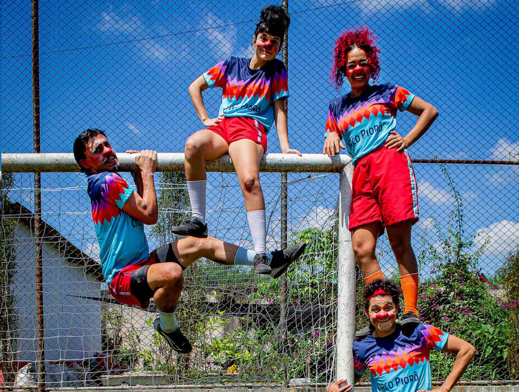Grupo Circo Piorô une futebol e circo em apresentações em parques da Zona Leste