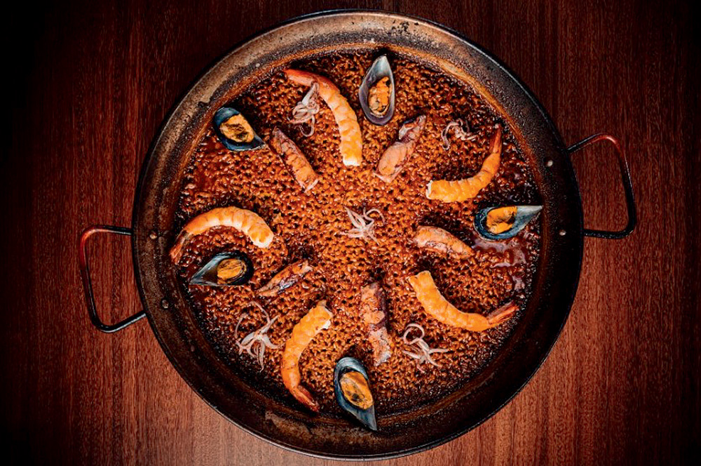 Paella: onde provar o prato espanhol em diferentes versões