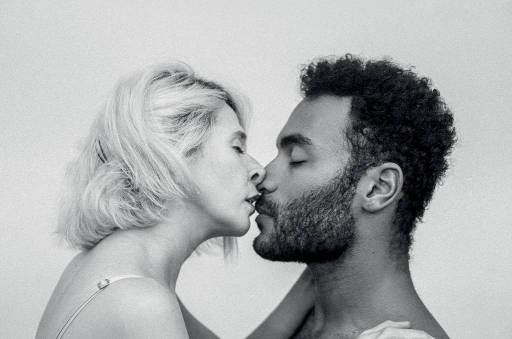 ‘Copo Vazio’ discute responsabilidade afetiva e amores contemporâneos