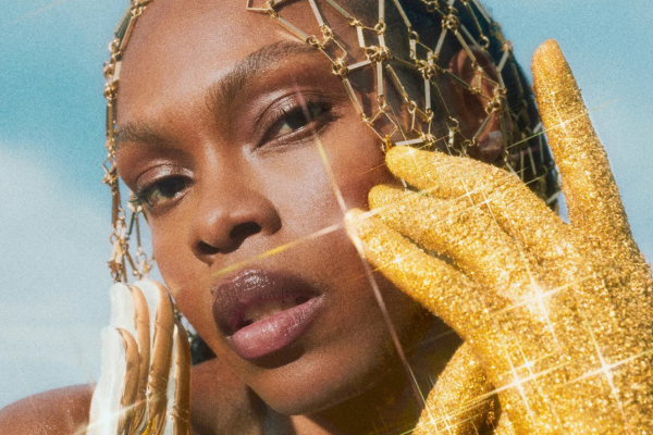 Xênia França se apresenta em noite musical da Soho House