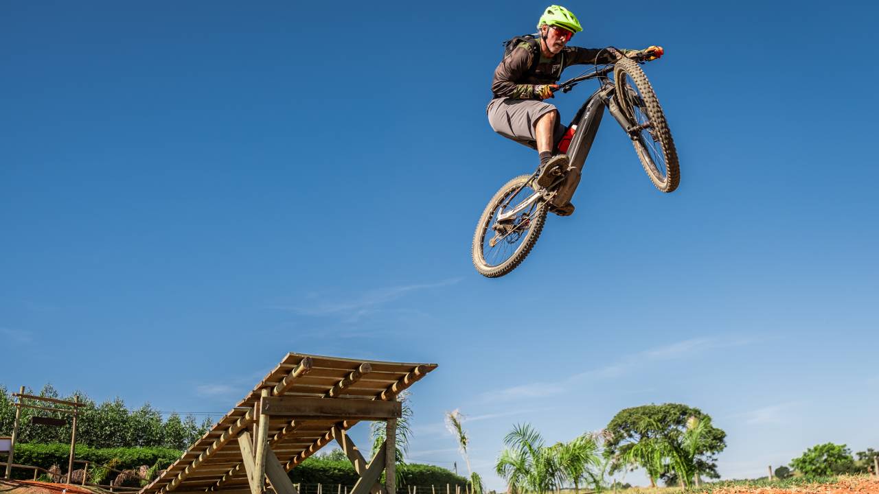 Ciclista no ar fazendo manobra
