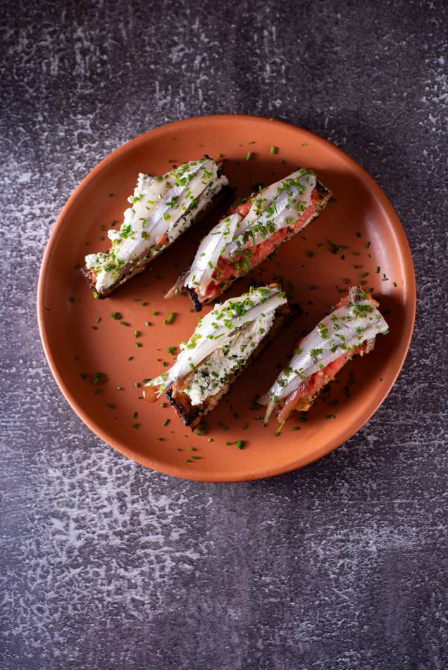 Tostas matrimônio: torradas com tomate, ricota e conserva de manjuba ao vinagre mais aliche Tostas matrimônio: torradas com tomate, ricota e conserva de manjuba ao vinagre mais aliche