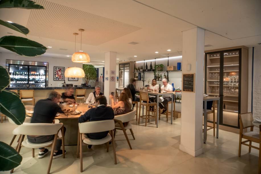 O salão iluminado do Cellar Cave: na Vila Nova Conceição O salão iluminado do Cellar Cave: na Vila Nova Conceição