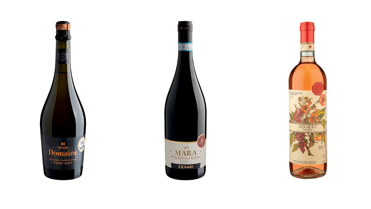 fundo branco com três garrafas de vinho lado a lado