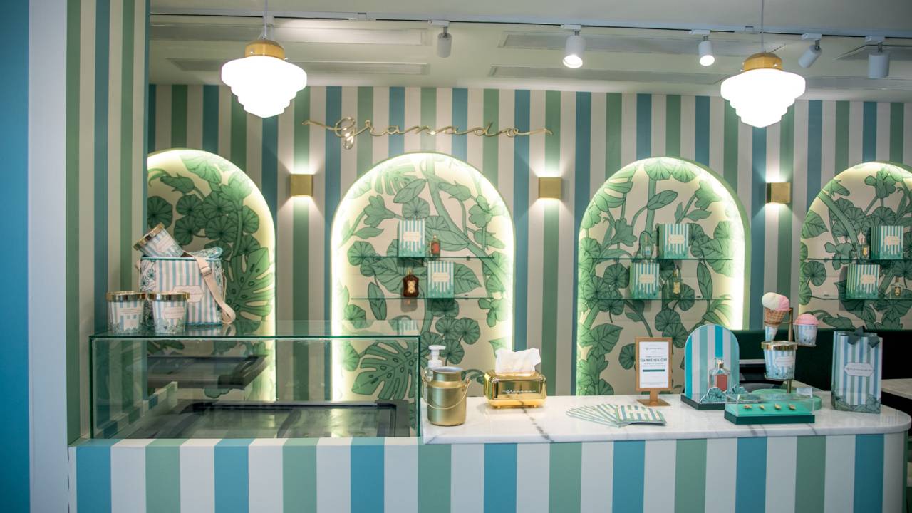 Sorveteria da Granado com balcão listrado com branco, azul e verde.