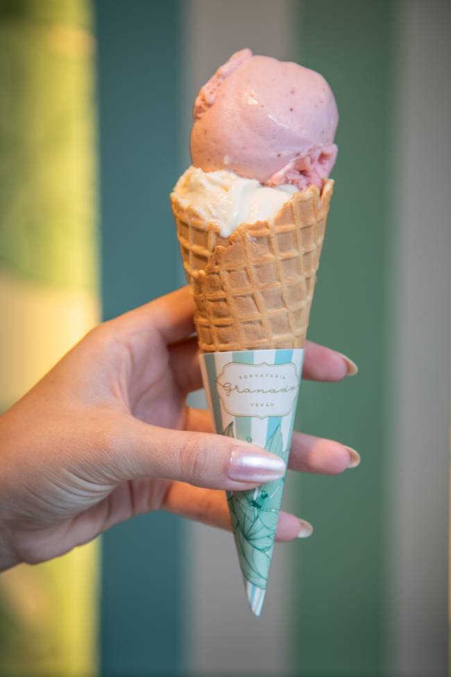 Sorveteria da Granado com balcão listrado com branco, azul e verde.