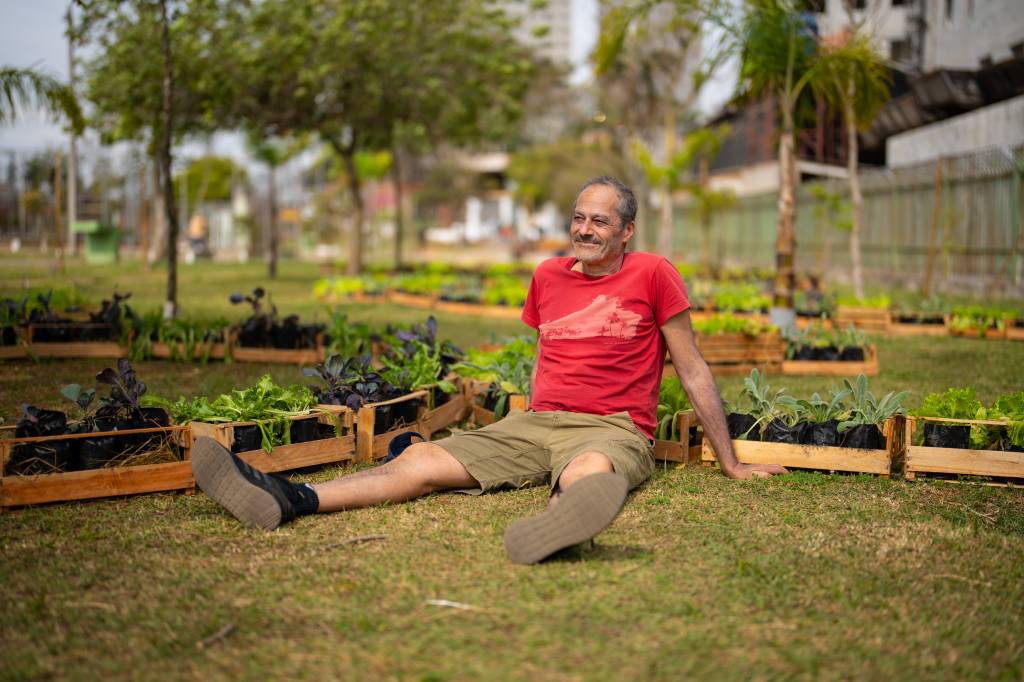 Artista transforma jardim de Guaianases em ‘obra comestível’