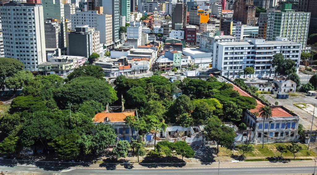 Abandonado e sob risco de ruir, Quartel Tabatinguera pode virar habitação
