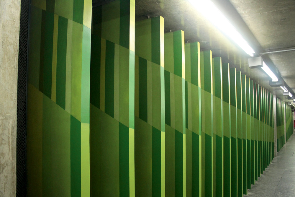 Renina Katz_Foto InfoArte.jpg Fileiras de paredes verdes com quadrados em tons diferentes