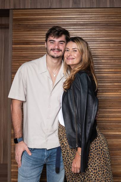 A relações públicas Priscila Borgonovi e seu filho, João Assunção