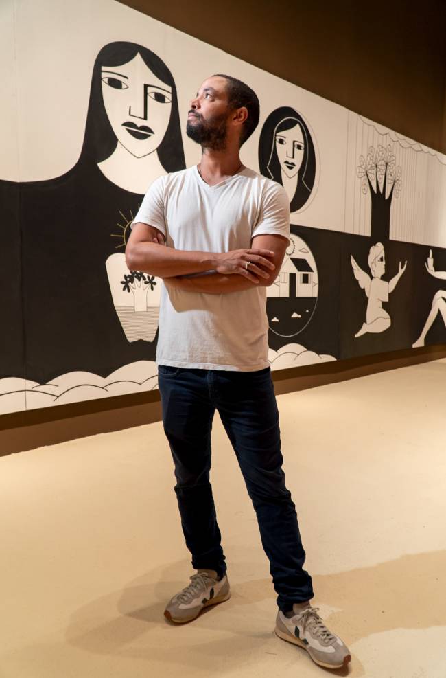 Celebração às origens: o recifense Derlon Almeida em frente ao seu mural