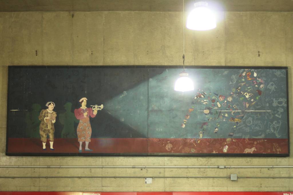 Waldemar Zaidler_Foto InfoArte Quadro em parede acinzentada exibe duas pessoas à esquerda e notas musicais saindo de instrumento à direita