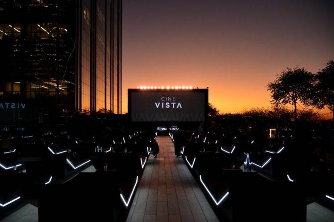 Cine Vista exibe lançamentos e filmes aclamados em sessões ao ar livre