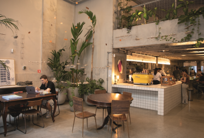 Mesas e cadeiras no espaço da cafeteria