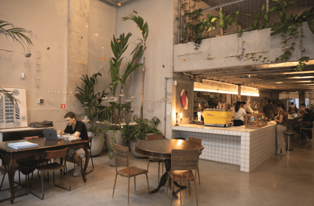 Café+Bar 84: espaço amplo e com tomadas Café+Bar 84: espaço amplo e com tomadas