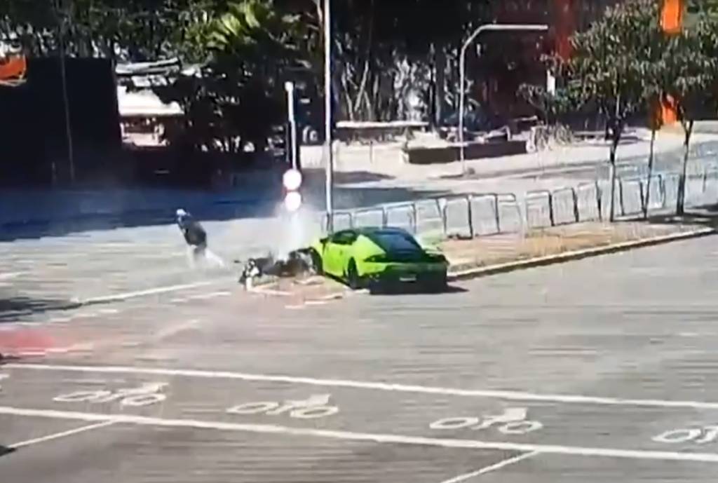 Homem reage a assalto e bate carro de luxo em suspeito na Faria Lima