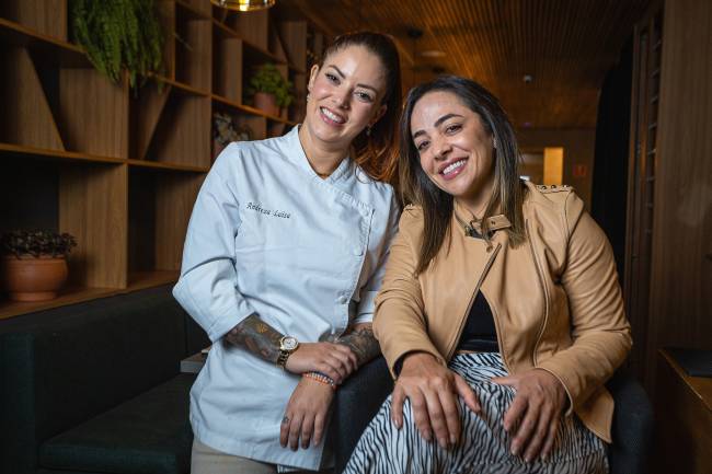 Duas mulheres abraçadas sorrindo