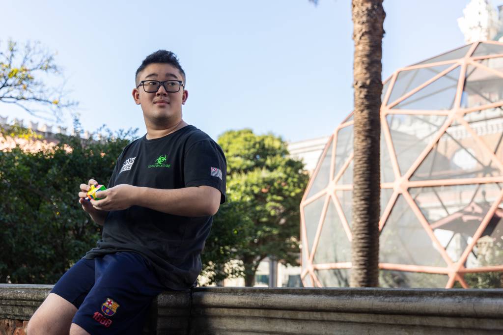 Campeonato de cubo mágico reúne 100 participantes no Museu Catavento