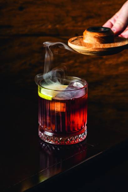 Nevoeiro: versão do boulevardier na carta do Caetano’s Bar Nevoeiro: versão do boulevardier na carta do Caetano’s Bar