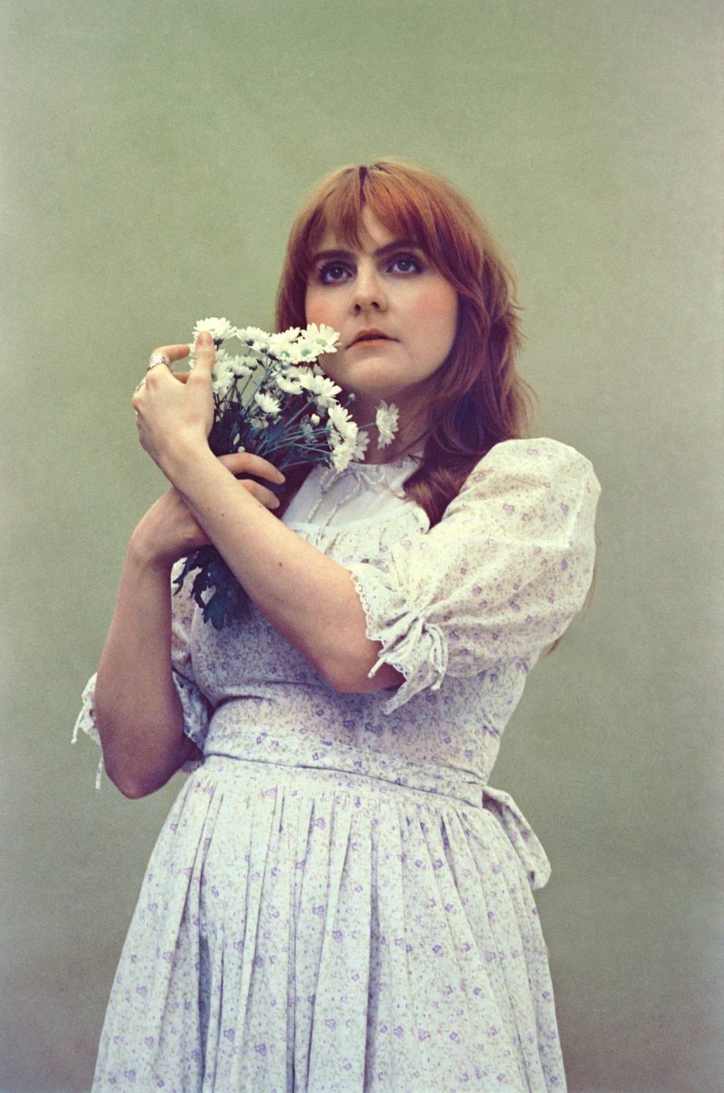 Julia Benford-Crédito Elisa Maciel-Divulgação (25) Mulher ruiva posa com buquê de flores brancas na mão vestindo vestido branco