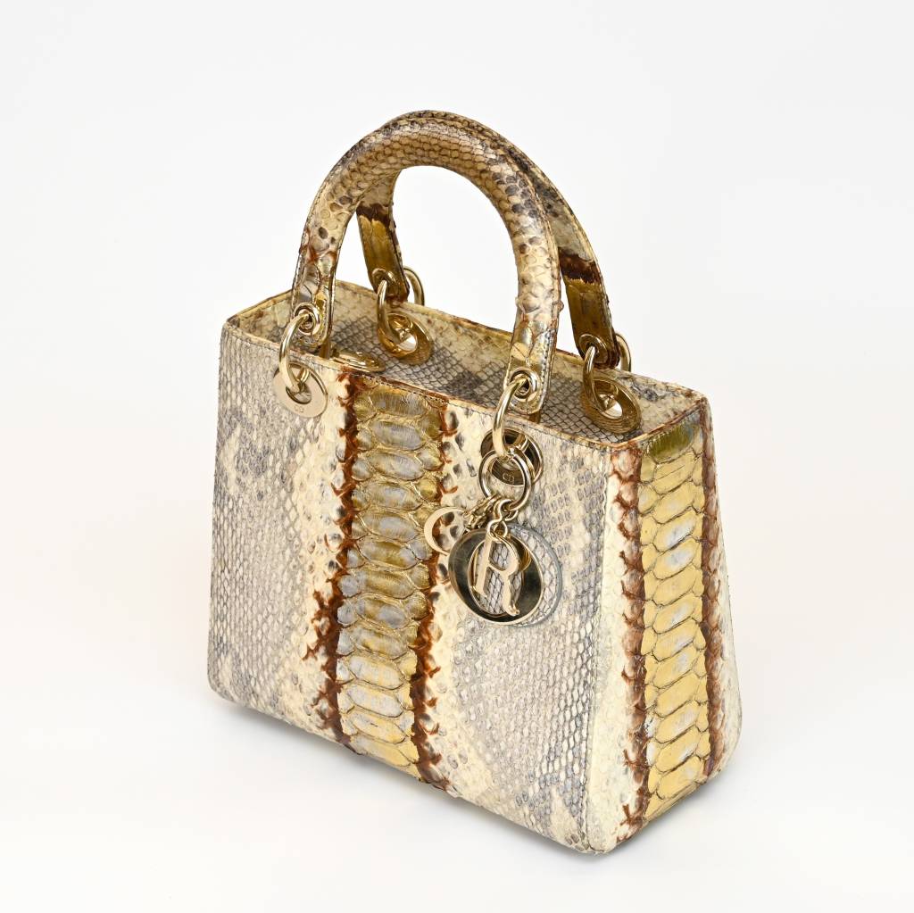 Blombô realiza leilão de bolsas icônicas de grifes internacionais