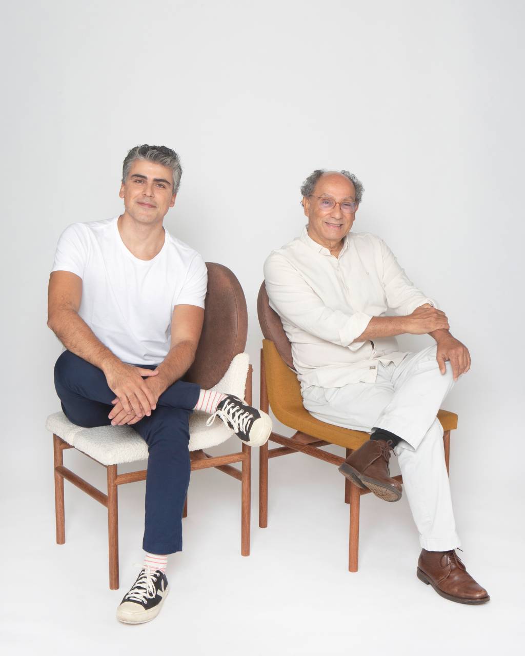 Sarkis Sermedijian e Domingos Pascali-Crédito Marcos Vilas Boas-Divulgação (2) Dois homens grisalhos posam sentados em cadeiras e vestindo branco