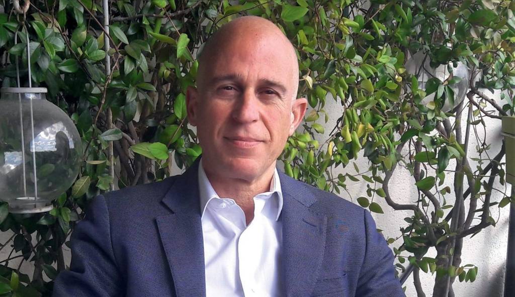 Paulistano assume o cargo mais elevado de um docente na França