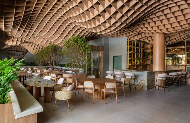 13 VENCEDOR ESPAÇO COMERCIAL Dani Guardini e Adriano Stancati Credito_MCA_Estudio O espaço de Dani Guardini e Adriano Stancati para o Ristorantino Caffé leva o troféu de Melhor Espaço Comercial