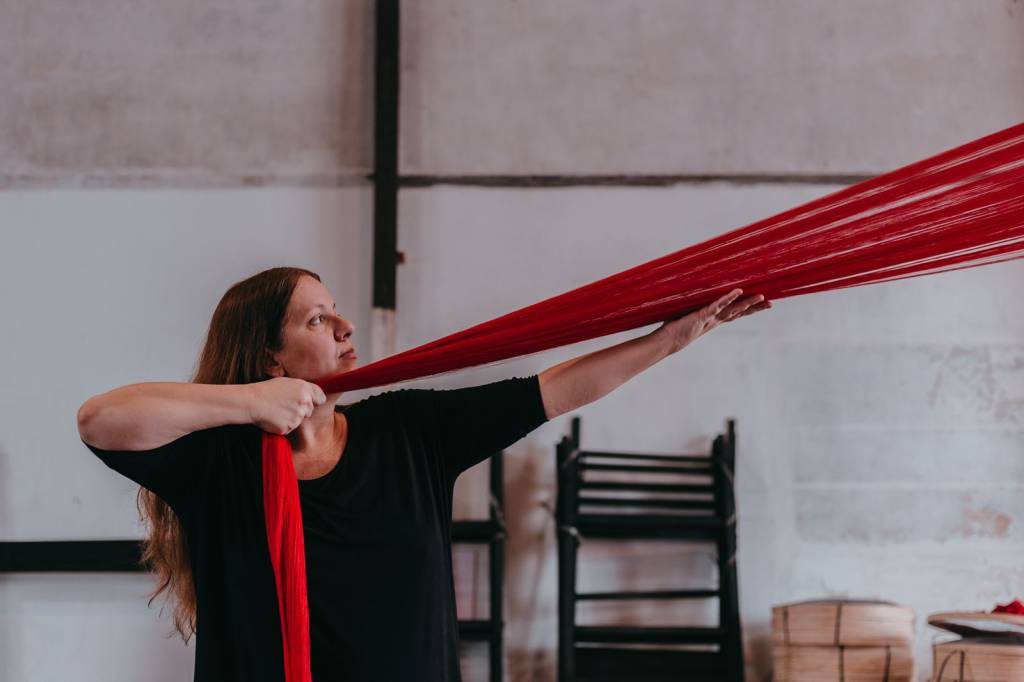 Pátio Higienópolis recebe instalação com toneladas de linhas vermelhas