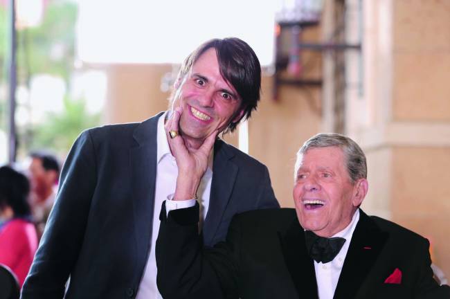 Cópia de Captura de Tela 2024-07-03 às 18.17.23.png Caio com o comediante Jerry Lewis (1926-2017), que fez parte do elenco de 'Até que a Sorte nos Separe 2' (2013)