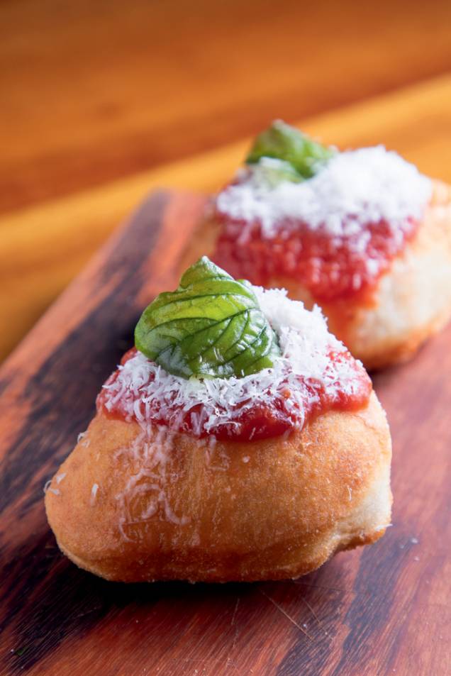 Montanare: massinha frita com molho de tomate, queijo tulha e manjericão cristalizado Montanare: massinha frita com molho de tomate, queijo tulha e manjericão cristalizado