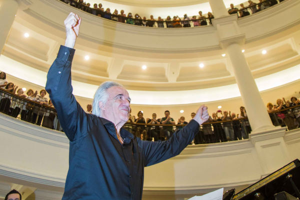 Maestro João Carlos Martins revela cura de câncer de próstata