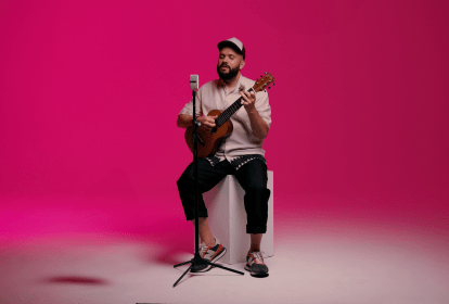 O cantor Estêvão Queiroga: novo single