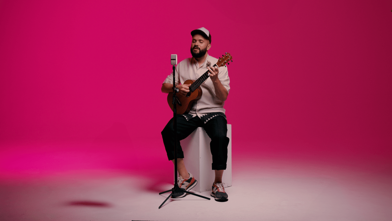 O cantor Estêvão Queiroga: novo single